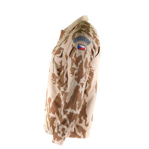 Chemise tactique à manches longues camouflage désert de la République tchèque avec boutons sur le devant et poches sur la poitrine - Product Image 5