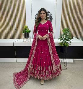 Ensemble prêt-à-porter indien : longue robe et dupatta bleu ciel, style pakistanais, évasée, brodée de sequins, en faux georgette de haute qualité, idéale pour les fêtes - Product Image 1