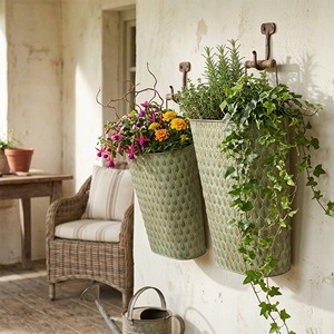 Pot de fleurs suspendu rose avec plantes de fraises pour jardinières - Product Image 4