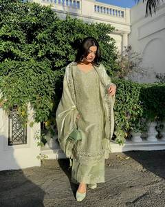 Conjunto de fiesta de diseñador con bordado de zari, hilo y lentejuelas, top de seda Gmy con pantalón palazzo y dupatta, completamente cosido. - Product Image 1