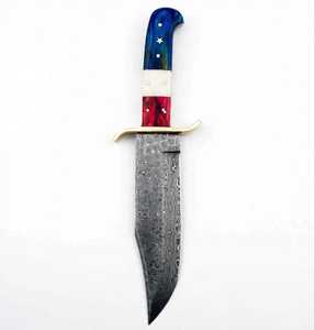 Couteau de camping extérieur en acier Damas fait main personnalisé, manche en résine rouge, blanc et bleu patriotique, garde en laiton, lame fixe - Product Image 2