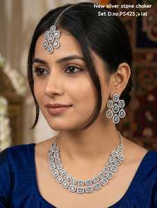 Parure de bijoux de luxe vintage en alliage plaqué or avec perles et Kundan, comprenant collier ras-du-cou, boucles d'oreilles et Maang Tikka, idéale pour fiançailles et mariage, dernière collection - Product Image 2