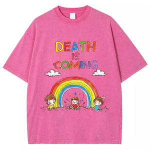 Camiseta Rosa Unisex de Cuello Redondo, Manga Corta, Corte Holgado, Diseño de Arcoíris con Estampado de Dibujos Animados, Texto 'Death Is Coming' en la Parte Delantera, para Todas las Temporadas - Product Image 1