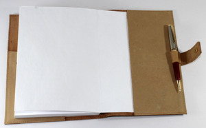 Sangle décorative en cuir cousue sur le devant comme fermeture, ajoute une touche d'ancienneté à la couverture avant, embossée avec un motif de journal vintage. - Product Image 4