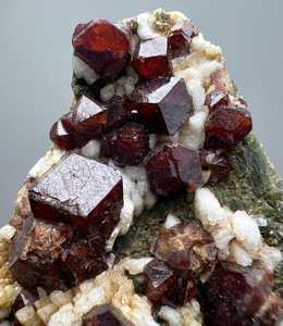 Spécimen de cristaux de grenat entièrement terminés provenant de Laghman, Afghanistan, minéral naturel, pierre précieuse de collection pour exposition - Product Image 5