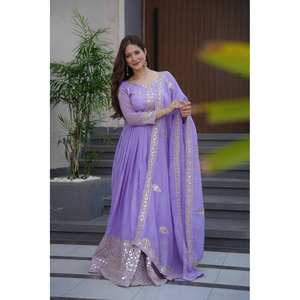 Robe de soirée élégante avec broderie et paillettes de créateur - Product Image 2