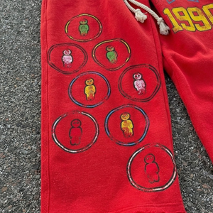 Pantalon de survêtement en polaire rouge pour homme, taille élastique avec cordon de serrage, style streetwear décontracté, logo imprimé sur la jambe droite, motif 1990 AWI USA - Product Image 3