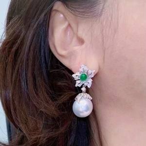 Boucles d'oreilles pendantes en perles d'eau douce de style rétro français, design polyvalent et luxueux avec des lumières fortes - Product Image 3