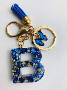 Porte-clés décapsuleur de luxe classique avec breloque alphabet, en résine dorée scintillante, écologique, fait main en Inde, durable, pour sacs - Product Image 2