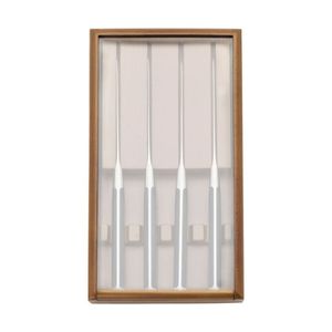 Ensemble de 4 couteaux à steak à manche noir avec lames pointues argentées et triple rivets, dans un plateau de rangement en bois brun pour les repas à la maison - Product Image 2