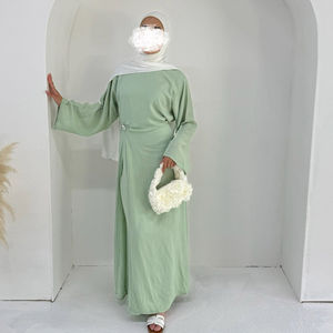 Abaya de Lujo al por Mayor OEM Dubai, Vestido Musulmán Modesto para Mujer, Elegante Abaya Maxi de Crepé Suave Color Amarillo Mantequilla para Eid, con Broche - Product Image 5