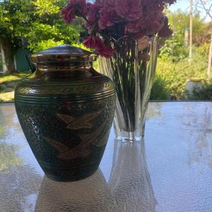 Urna Funeraria Metálica para Adultos, Diseño de Aves en Vuelo, Capacidad de 220 Pulgadas Cúbicas - Product Image 1