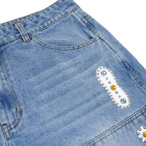En gros, Shorts en jean de type charpentier à double genouillère, en denim, avec lavage personnalisé effet usé, bords bruts, ornés de clous, rivets, strass et pierres précieuses - Product Image 6