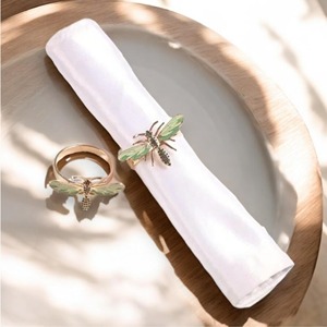 Hermoso anillo para servilletas con diseño de libélula y detalles de cristal que aporta un brillo deslumbrante a la presentación de servilletas y a la dispensación de regalos. - Product Image 2