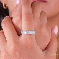 Bague de Fiançailles et d'Anniversaire Demi-Éternité Luxe Minimaliste en Or Plaqué avec 12 Diamants de Laboratoire Taille Radiant Certifiés IGI