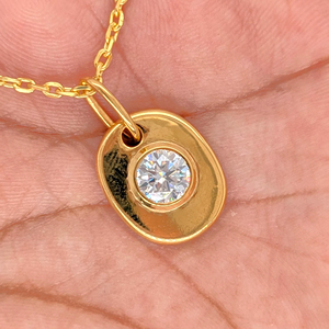 จี้เพชรโมอิสซาไนต์ทรงกลม 0.80 กะรัต ประดับขอบแบบเซ็ตโซลิแทร์ สำหรับงานแต่งงาน ครบรอบ หรือเป็นเครื่องประดับเสริมเสน่ห์สำหรับผู้หญิง ทำจากทองคำแท้ 14K สีเหลือง ดีไซน์หรูหรา สไตล์คริสเตียน - Product Image 4