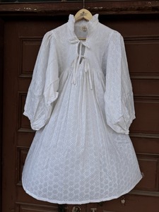 Robe courte en coton blanc à œillets pour femme, style bohème cottagecore, vêtement brodé de boutique, robe de demoiselle d'honneur, tenue de vacances - Product Image 1