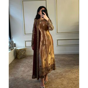 Elegante Completo Vintage in Seta con Ricami Floreali e Paillettes, Top Lungo e Pantalone con Dupatta Bordeaux, Maniche Lunghe e Colletto Peter Pan - Product Image 1