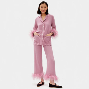 Ensemble de pyjama en satin pour femme, manches longues, longueur genou, garniture en plumes, élégant, noir, 2 pièces, col rond, taille élastique, fermeture boutonnée - Product Image 6