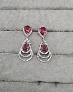 Boucles d'oreilles pendantes délicates en forme de poire serties de diamants américains pour femmes, plaquées argent, en forme de goutte d'eau, fabriquées par un fabricant. - Product Image 6