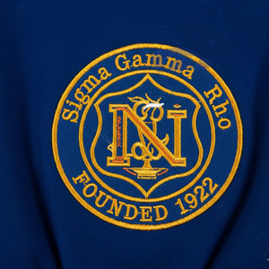 เสื้อแจ็คเก็ตบอมเบอร์ Sigma Gamma Rho รุ่นวินเทอร์ ป้องกันลม ระบายอากาศได้ดี ตกแต่งด้วยลายปักตัวอักษร สไตล์วิทยาลัย สตรีทแวร์ สีน้ำเงิน - Product Image 3
