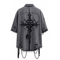 Chemise en jean gothique pour homme, coupe oversize, manches courtes, imprimé croix avec chaînes et détails déchirés, style délavé noir