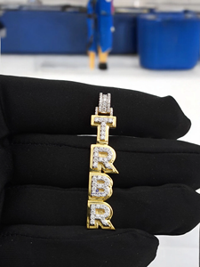 Colgante Personalizado TRBR con Letra, Joyería Hip Hop con Moissanita y Acabado en Oro Rosa, para Fiestas, Unisex - Product Image 2