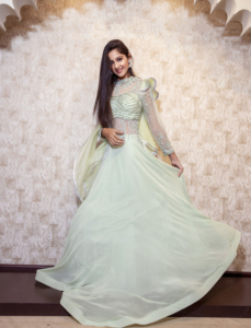 Elegante Vestido de Noche de Georgette con Cuello Alto, Corte Imperio, Manga de Pétalo, Adorno de Cuentas, Largo hasta el Suelo, Cola Barrida y Color Sólido - Product Image 2