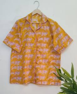 Pyjamas assortis tendance pour toute la famille – Combinaison de nuit en coton doux et confortable avec imprimé tigre moutarde. - Product Image 3