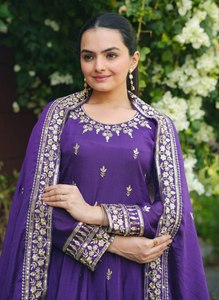 ชุดเดรส Anarkali แฟชั่นสไตล์อินเดียใต้ สีลาเวนเดอร์ ลายปักใหญ่สะดุดตา งานปักประณีต พร้อมรูปภาพจริงจาก 2026 SIE - Product Image 2