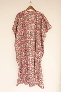 Vestido Kaftan Maxi Boho Chic Rosa con Estampado Floral Hecho a Mano, Cuello en V, Corte Holgado, Algodón, Casual, para Vacaciones y Playa - Product Image 3