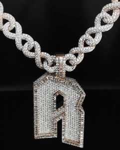 Collier chaîne avec pendentif lettre en or rose et moissanite, breloque lettre effet glaçon, bijou personnalisé avec initiale, pendentif cadenas - Product Image 3
