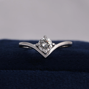 Anillo de Compromiso de Diamantes Redondos para Mujer, Engaste de Garras, Diseño Geométrico Clásico - Product Image 1