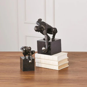 Sculpture en aluminium de luxe abstraite représentant un homme accroupi avec une boule métallique, faite à la main, moderne, pour la décoration de table, de bureau ou comme cadeau. - Product Image 4