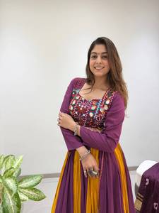 Lehenga Largo de Rayón con Patrón Kali Especial para Navratri, Blusa con Bordado de Espejos Auténticos, Estampado Bandhani, Lagdi Patta Dupatta - Product Image 1