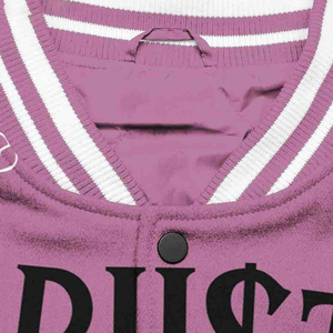 Chaqueta Varsity Personalizada con Logotipo para Hombre, Estilo Urbano Y2K, Chaqueta Letterman Vintage con Estampado Gráfico de Serpiente, Chaqueta Bomber Rosa de Tela Gruesa - Product Image 5