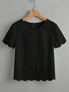Blusa Negra Elegante con Bordado Floral Cortado a Láser, Manga Corta con Ojales, Cuello Redondo, Estilo Veraniego con Tachuelas, Blusas de Oficina para Mujer - Product Image 2