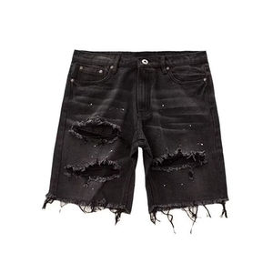 Pantalones cortos Bermuda negros rasgados para hombre, de cintura media, talla grande, estilo urbano, de mezclilla de algodón con dobladillo deshilachado y cierre de botones - Product Image 1