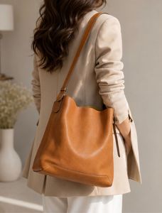 Sac hobo en cuir véritable pour femme, bandoulière, style minimaliste, grande capacité, couleur marron, usage quotidien - Product Image 1