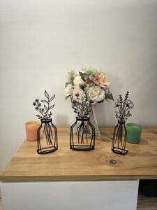 Objet de décoration élégant en métal noir, avec trois motifs de vases à fleurs, idéal pour les tables de salon, de chambre et de couloir, provenant d'Inde. - Product Image 3