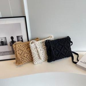 Nouveau sac bandoulière en paille tressée tendance pour femme avec fermeture éclair et pompon, idéal pour les voyages, le shopping et la vie quotidienne - Product Image 1