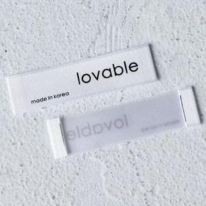 Etiqueta Tejida Personalizada de Seda Dorada Mate, Suave, con Borde Cortado a Láser, Plegable, en Rollo, Impermeable y Ecológica para Prendas - Product Image 4