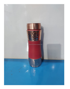 Botella de cobre duradera hecha a mano en la India Botella de agua de cobre minimalista para una hidratación saludable en movimiento - Product Image 5