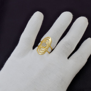 Anillo llamativo grueso de piedra lunar arcoíris con diseño en espiral, hecho a mano, ajustable, con gemas, chapado en oro de 18k, joyería abstracta, regalo para ella. - Product Image 2