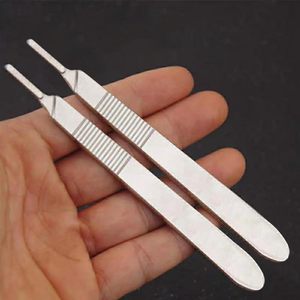 Scalpels chirurgicaux en acier inoxydable pour procédures cliniques, outils de coupe de précision pour usage professionnel en santé - Product Image 3