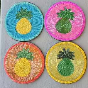 Magnifiques sous-verres en perles de verre faites à la main, design élégant, parfaits pour les célébrations festives et les arrangements de table de fête. - Product Image 1