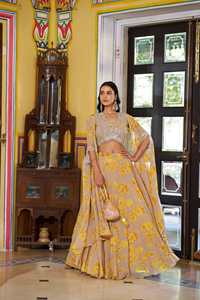 Lehenga de georgette con bordado intrincado de hilo, lentejuelas y cuentas tubulares, con blusa y dupatta, listo para usar. - Product Image 3