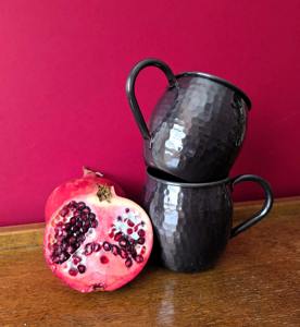 Ensemble de 2 mugs en cuivre noir avec poignée, vaisselle élégante pour l'hydratation pendant le yoga ou la méditation, en provenance d'Inde - Product Image 1