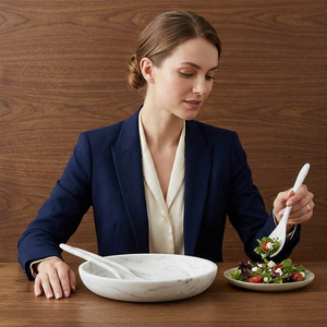 Assiette de service en résine, couleur unie, design moderne et luxueux, polie, faite à la main, compatible lave-vaisselle, écologique, qualité alimentaire, en stock pour les fêtes - Product Image 1