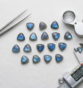 Piedra Preciosa Natural de Labradorita Brillante con Destello Azul Intenso, Corte Trillón, Facetada por Ambos Lados, Piedra Suelta para Suministro al por Mayor - Product Image 3